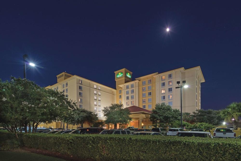 La Quinta By Wyndham San Antonio Airport Hotel Exterior photo